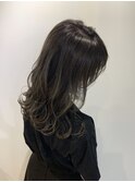 透明感グレージュ外ハネミディアムスタイル