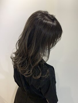 リバレッジ 白金(Leverage) 透明感グレージュ外ハネミディアムスタイル