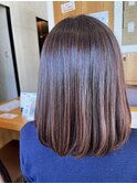ミディアムボブの大人感を堪能。 ツヤブラウンの美人色
