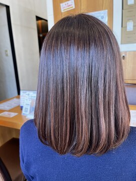 テン(TEN) ミディアムボブの大人感を堪能。 ツヤブラウンの美人色