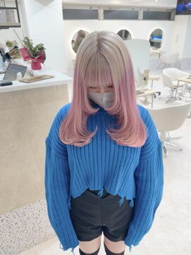 イェッカ パビル(YECCA pabil) ブロンドからピンクのルーツカラー(ブリーチ2回)