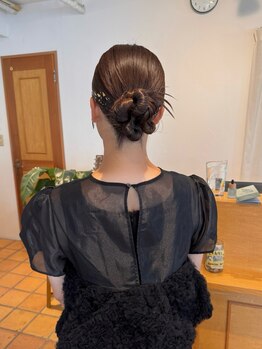 mellowで叶える、抜け感×華やかヘアセットで特別な一日をもっと煌びやかに。