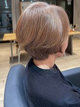 【白髪ぼかしのメリット1】 **白髪染めよりも柔らかく軽やかな印象に**