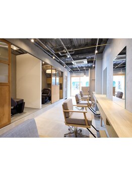 完全マンツーマン対応＆半個室シャンプー台完備＊プライベート空間で癒しの時間をご堪能ください。