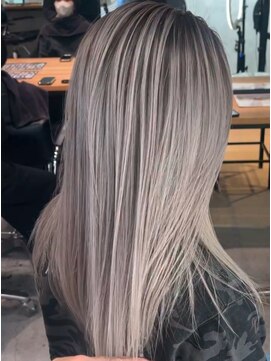 サロウィン 下北沢(SALOWIN) コントラスト弱めなシルバーのシャドールーツ