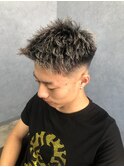短髪×金メッシュ