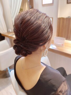 ララルーモ(LaLarOomo) シンプル上品シニヨン