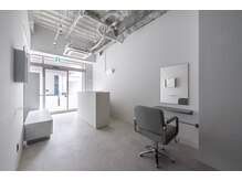 アージアムバイアイリコ 戸塚(arseum by IRICO)の雰囲気（男性も入りやすいデザイン）