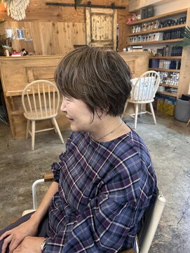 ウィークエンド(WEEKEND) ベージュカラーショートスタイル