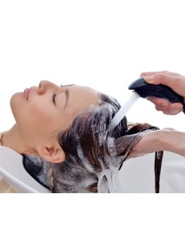 髪の状態に合わせたアロマシャンプーが人気◎いつものメニューにご褒美ヘッドスパをプラスで癒しをご提供！