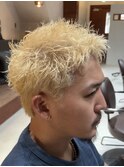 金髪スパイキーショート