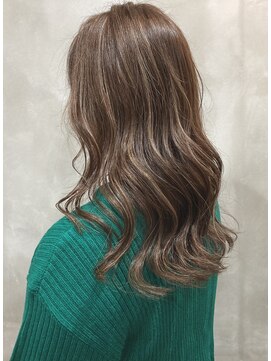 ヨム(YOMU) 綺麗め極細ハイライトカラー