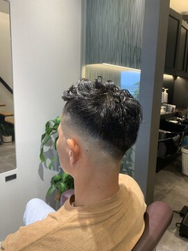 ブル(b.u.l.l.) ナチュラルパーマ＋スキンフェード