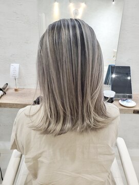 イル(iLu.) ホワイト/ホワイトベージュ/シルバー/シャドウルーツ/グレイ