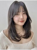 小顔ミディアムレイヤーカット透明感グレージュ前髪フルバング