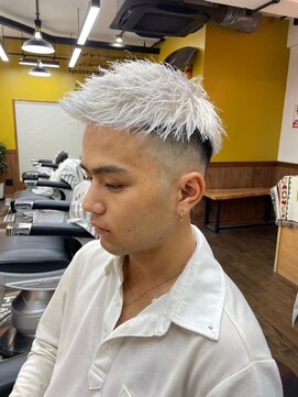 ダムディー トウキョウ 新宿店(DAMDEE TOKYO) スキンフェード×ホワイトカラー