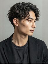 インブルーム(In Bloom)&nbsp;ツイストスパイラルパーマ センターパート 黒髪 ビジネス 20代