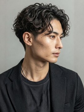インブルーム(In Bloom) ツイストスパイラルパーマ センターパート 黒髪 ビジネス 20代