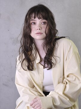 コイ(coii) 透明感ダークグレージュのラフウェーブロング