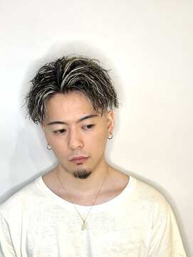 リヴィ(LiVi) スキンフェード×ツイストパーマ×金メッシュ