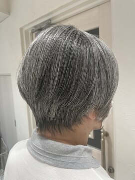 エクリ シセイドウ 麻布十番店(equri×SHISEIDO) 【麻布十番】ナチュラルグレイヘアでくびれショート