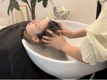 ウイ(Ui)の写真/【話題の酵素スパ】毛穴の汚れをリセットして素髪へ。大人女性の頭皮環境を整え、艶とボリュームを。