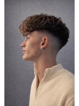 ワンワンオー バーバーショップ 長浜店(@110 BARBER SHOP) スキンフェード×スペインカールで魅せる外国人風の質感