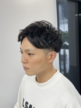 リバティシェアバーバー 銀座(LIBERTY SHARE BARBER) センターパートスパイラルパーマフェードカット