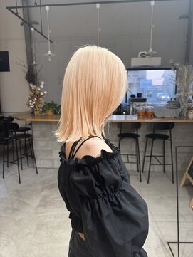 ソーコ(SOKO) 抜きっぱなしブロンドへア！