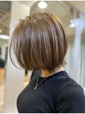 大人ショートボブレイヤーカーキベージュミネコラ似合わせカット