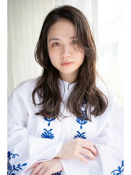 マグノリア オモテサンドウ(MAGNOLiA Omotesando) ウザバングが可愛い柔らかネビージュロング・・・HINATA