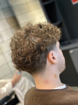 フランクスバーバー アンド ビアークラブ(FRANK'S BARBER and BEER CLUB) スペインカール　テーパーフェード