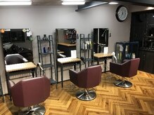 アルチザンサロン(ARTi3 SALON)の雰囲気（NYのカルチャーからインスパイアされた、BARをイメージした店内）