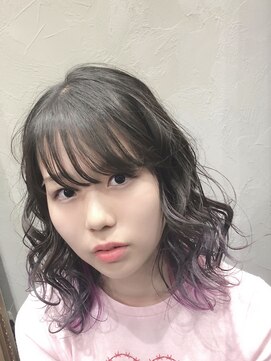 ヘアーシグネチャー(Hair Signature) ピンクのインナーカラーが映えるペールグレー系バレイヤージュ