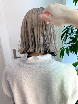 トゥ(TOE) 逆インナー、アンブレラカラーの切りっぱなしボブスタイル