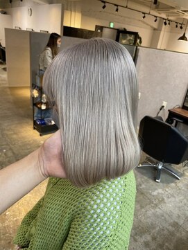 メリー オオサカ(Merly Osaka) 重ため丸みボブが似合うカラー_silky white ash_