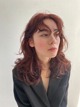 インチェルシー(in chelsea) アンニュイな質感のレイヤーミディ×赤みブラウンカラー