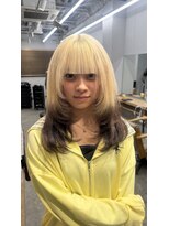 リベロ 柏(Libero) ホワイトブロンド × 暗めベージュルーツカラー