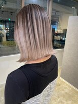 メリー オオサカ(Merly Osaka)&nbsp;切りっぱなしボブと似合うコントラストバレ_ホワイトアッシュ_