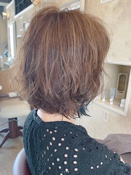 アトリエ エス atelier es HAIRDESIGN インナーカラー/ミディアムボブ/パーマ/イヤリングカラー/抜け感