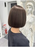 赤みのないグレージュ 綺麗なシルエットのボブ