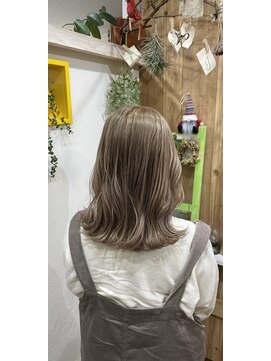 ミミ(mimi) 切りっぱなしボブ×ホワイトミルクティベージュ