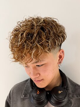 ルーシー 渋谷(LUCEY) スペインカール極道パーマホワイトメッシュスキンフェード短髪