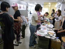 定期的なポップアップショップや展示の開催