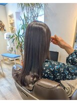 ももいろかぶとむし 【白髪を活かす】艶髪カット×白髪を彩るブルーカラー