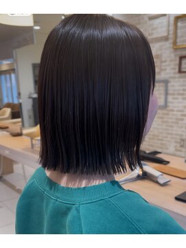 ビビアンロッソ(Viviean Rosso) ぱっつん平行ボブ