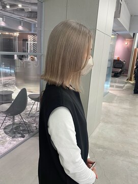 ジェム(GEM) 柔らかいグレージュカラー/切りっぱなしボブ