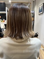 ムルチュラカメアリ(muruchura KAMEARI)&nbsp;白髪ぼかしにも大人艶髪ハイトーンボブ