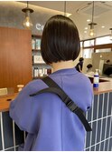 首元でまとまるミニボブ
