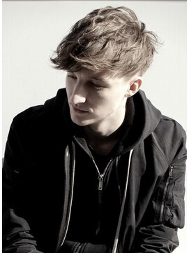 ジジバイワースホワイル(jiji by WORTH WHILE) 刈り上げセンターパートサーフカール波巻きツイストスパイラル